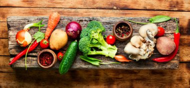 Ahşap zeminde büyük taze sebzeler. Sağlıklı beslenme konsepti.