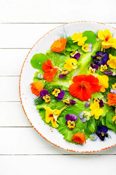 緑のレタスと食用花と健康的なサラダ プレート上の花と緑のサラダ — ストック写真