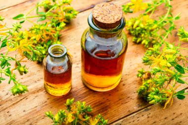 Bir şişe şifalı tentür ya da bitkisel iksir. Hypericum çiçek özü. Bitkisel alternatif tıp.