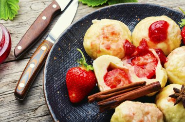 Böğürtlenli geleneksel Avrupa hamur tatlısı. Çilekli hamur tatlısı ya da yoğurt. Çilekli süzme peynirli hamur köftesi.