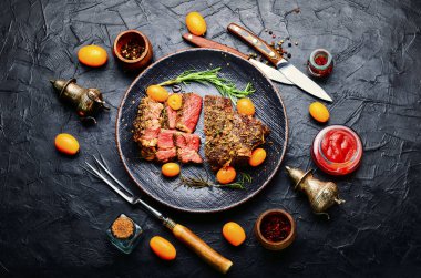 Kumkat, biberiye ve baharatla kızartılmış biftek. Amerikan barbeküsü.