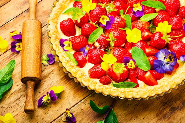Summer Tart Strawberries Pie Decorated Mint Flowers — Stock Photo, Image