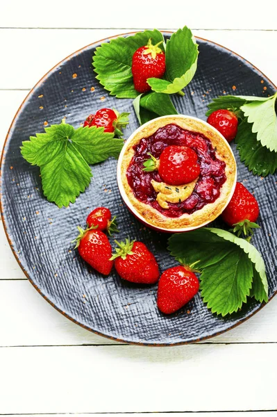 Delicious Tartlets Berry Jam Cake Strawberries — Stock Photo, Image