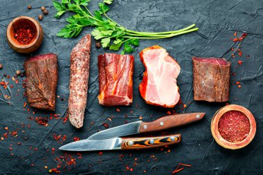 İtalyan et tabağı. Pişmiş et ve sosis. Uzun bayrak.