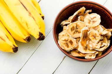 Bir kasede taze ve kurumuş muz.