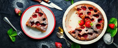 Çilekli nefis ev yapımı turta. Meyveli tatlı.