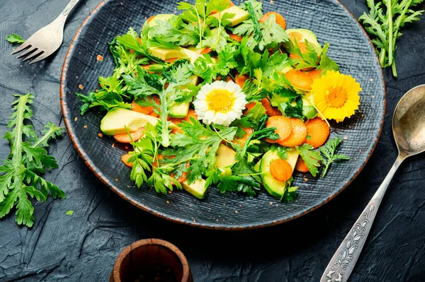 菊とアボカドの葉 ニンジン 緑の健康的なサラダ 食用の花と新鮮な夏の緑のサラダ — ストック写真