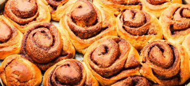 Nefis tarçınlı rulo. Ev yapımı tarçınlı. İştah açıcı çörekler. Yemek geçmişi.