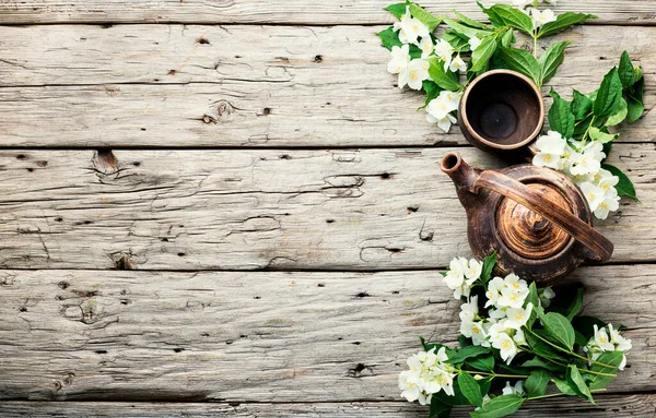 Blommande Jasmin Växtbaserade Lera Tekoppar Trä Vintage Bakgrund Kopiera Utrymme — Stockfoto