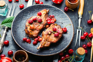 Böğürtlen salamurasında domuz bifteği. Kiraz şarabı sosunda et.