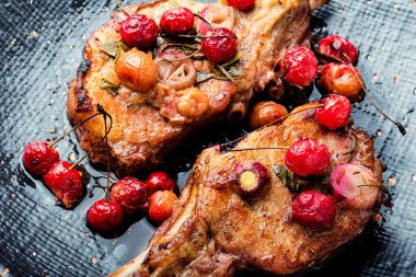 Böğürtlen salatasında domuz eti. Kiraz soslu ızgara domuz bifteği.