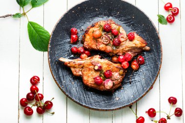 Böğürtlen salamurasında domuz bifteği. Kiraz şarabı sosunda et.