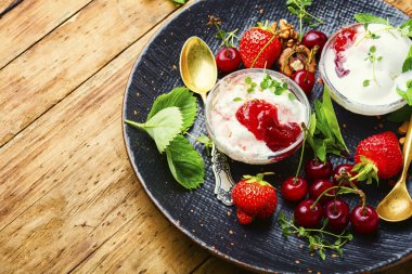 Yaz tatlısı, çilek ve kirazlı dondurma. Meyve reçelli dondurma.