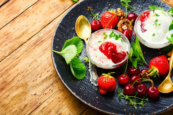 Sommer Dessert Eis Mit Erdbeeren Und Kirschen Eis Mit Beerenmarmelade — Stockfoto