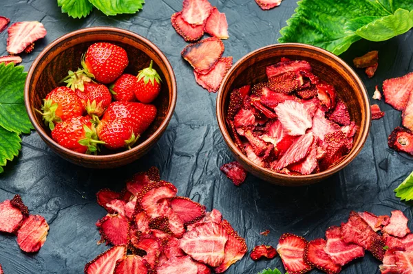 Dried Summer Berry Fruit Dessert Strawberry Chips Berry Sweetness Bowl — ストック写真