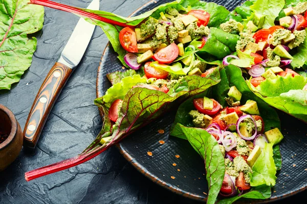 Avocado Salade Tomaat Met Knoflooksaus Baard Bladeren Zomer Vitamine Salade — Stockfoto