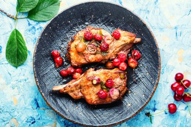 Böğürtlen salatasında domuz pirzolası. Kirazlı şarap sosunda et.