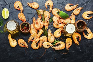 Kavanozda kaynatılmış büyük karides ve bira. Taze pişmiş karides, deniz ürünleri.