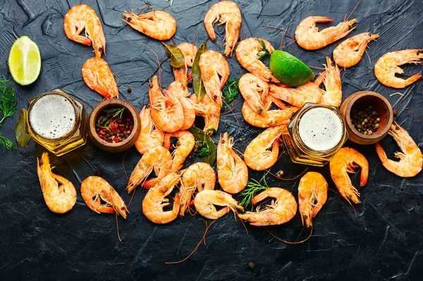 Camarones Grandes Hervidos Cerveza Jarros Gambas Frescas Cocidas Mariscos — Foto de Stock