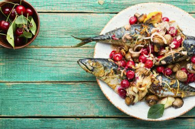 Kiraz soslu fırınlanmış uskumru. Meyvelerle dolu balık. Tabakta kombi.