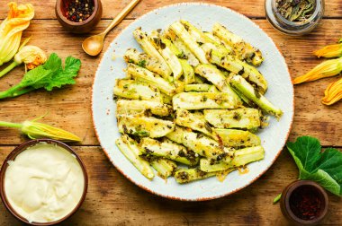 Baharatlı ve otlu ev yapımı iştah açıcı fırında kabak