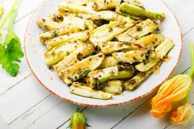 Baharatlı ve otlu ızgara kabak. Tabakta kızarmış kabak çubukları.