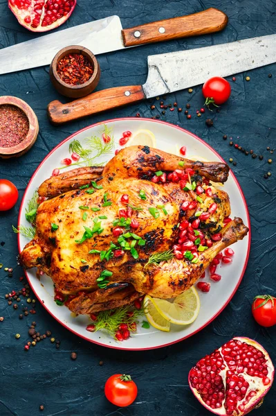全体の鶏はザクロで焼いた 食欲をそそる肉 フラットレイ — ストック写真
