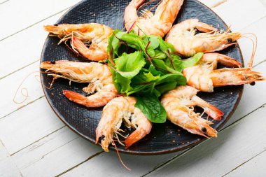 Kaynamış büyük karidesli tabak. Lezzetli haşlanmış langoustine. Deniz ürünleri.