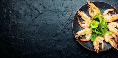 Kaynamış büyük karidesli tabak. Lezzetli haşlanmış langoustine. Deniz ürünleri.