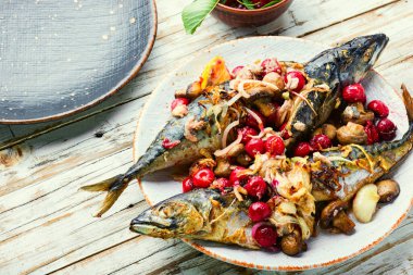 Kiraz soslu fırınlanmış uskumru. Meyvelerle dolu balık. Tabakta kombi.