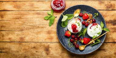 Yaz tatlısı, çilek ve kirazlı dondurma. Meyve reçelli dondurma.