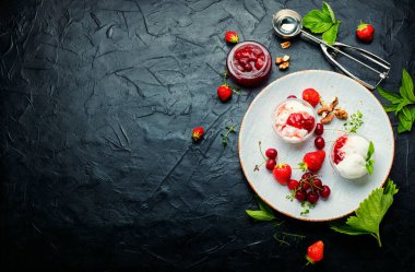 Yaz tatlısı, çilek ve kirazlı dondurma. Meyve reçelli dondurma.