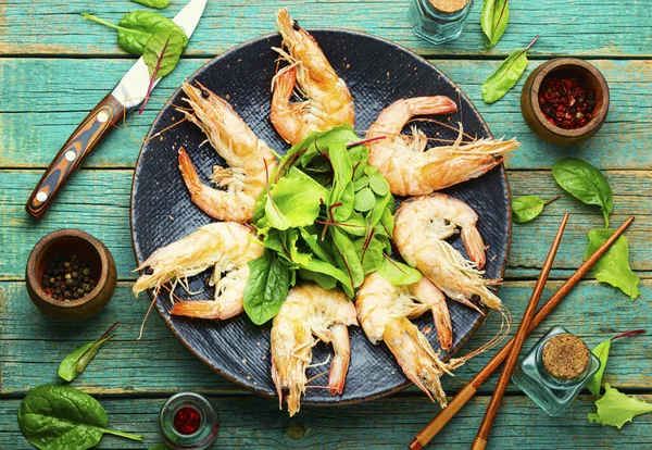 Gekookte Koningsgarnalen Een Donkere Schotel Heerlijk Gekookte Langoustine — Stockfoto