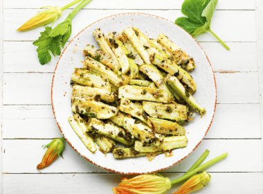 Baharatlı ve otlu ev yapımı iştah açıcı fırında kabak