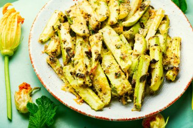 Baharatlı ve otlu ev yapımı iştah açıcı fırında kabak