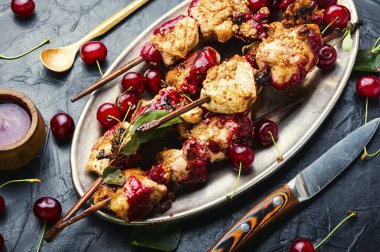 Kiraz soslu ahşap şiş tavuk eti. Tavuk şişi..