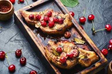 Böğürtlen salamurasında domuz eti. Kiraz şarabı sosunda et. Fırında domuz eti.