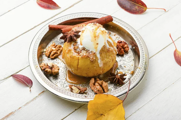 Осенний Десерт Запеченные Яблоки Мюсли Орехами — стоковое фото