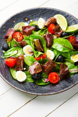 İsviçre pazısı, domates, zeytin ve jamon salatası..