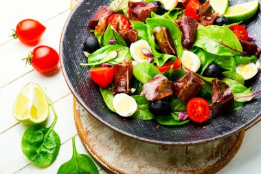 Pazı salatası, bıldırcın yumurtası, domates ve kurutulmuş et. Jamonlu ve sebzeli salata..