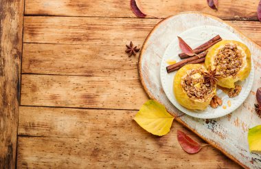 Tatlı, tahıllı ve fındıklı fırında elma. Tatlı yemek.