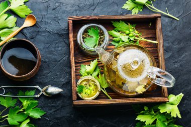 Taze üzümlü bitki çayı. Bir fincan bitki çayı. Bitki ilacı.