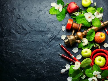 Taze elma aromalı doğu nargilesi. Çiçekli Shisha tütünü. Fahişe pişiriyor. Uzayı kopyala.