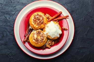 Tatlı, tahıllı ve fındıklı fırında elma. Dondurmalı fırında elma. Sağlıklı sonbahar meyveli tatlı.