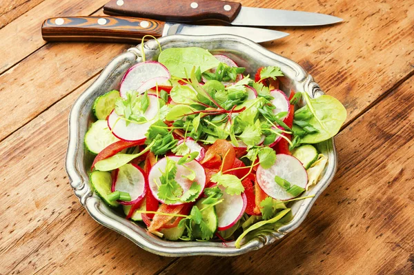 Veganistische Salade Gemaakt Van Radijs Peper Kool Groen Groene Sla — Stockfoto