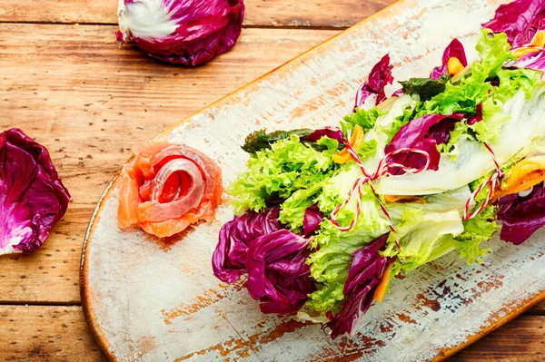 Paupiette Salada Salmão Damascos Secados Salada Lollo Rossa Com Salmão — Fotografia de Stock