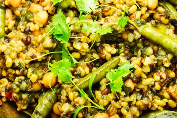 Kitchari, pirinç püresi ve yağda kızartılmış baharatlar.,