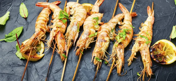 Gebakken Langoustines Garnalen Geroosterd Een Spies Gegrilde Garnalen Spiesjes — Stockfoto