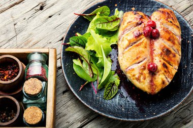 Et için kiraz soslu fırında tavuk eti. Sağlıklı yemek.