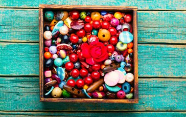 Mücevher yapmak için parlak boncuklar. El yapımı.